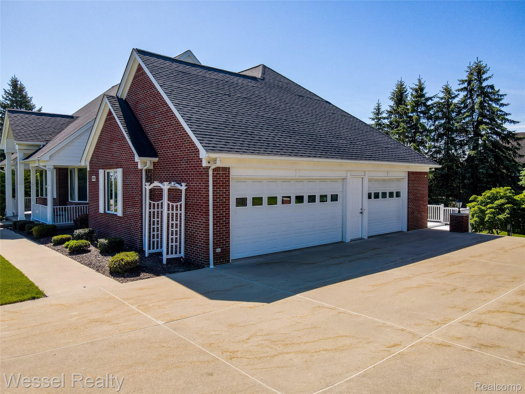 5922 Lakeview Drive