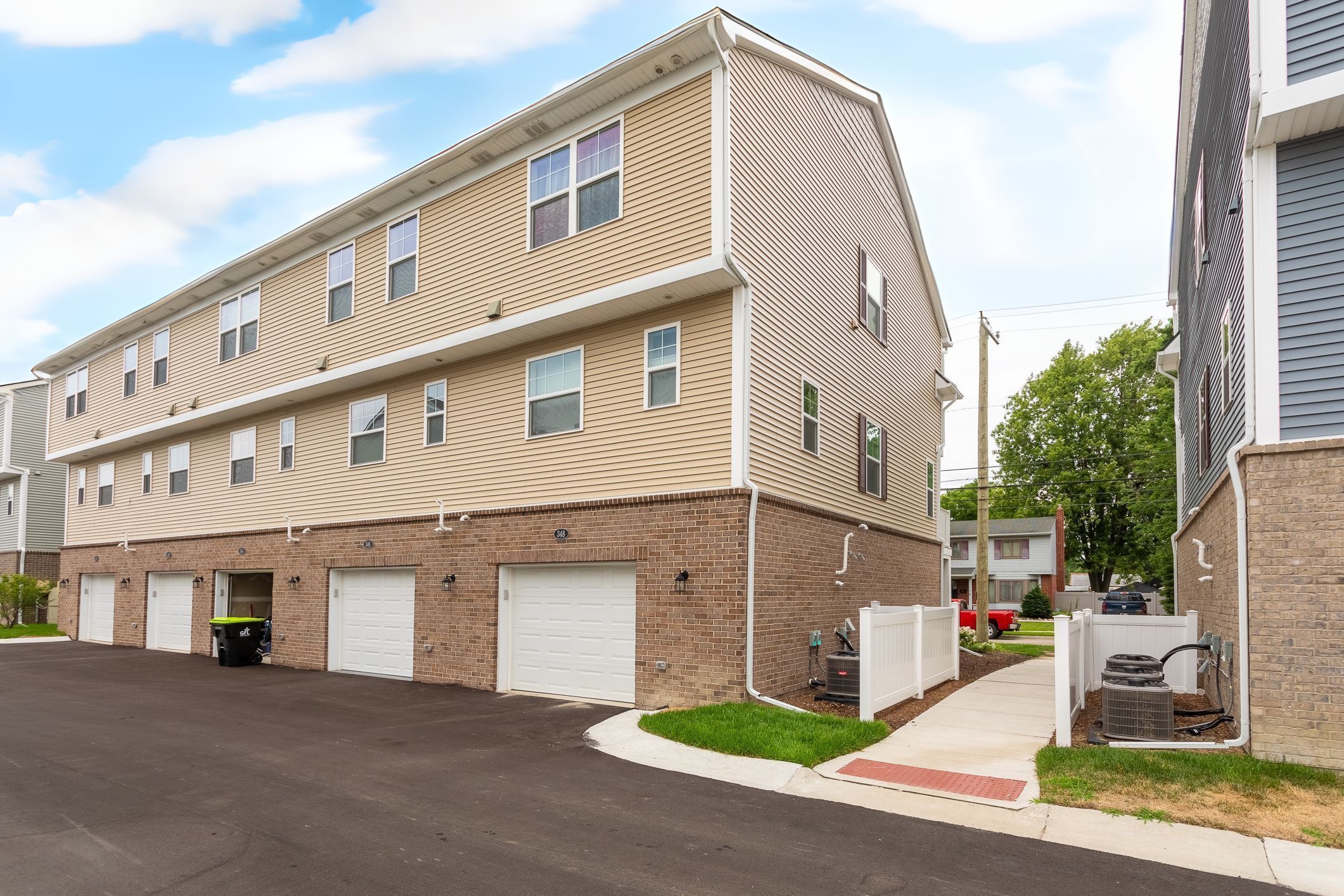 Hazel Park, Michigan 48030, United States, 2 Bedrooms Bedrooms, ,3 BathroomsBathrooms,Residential,Active,23197