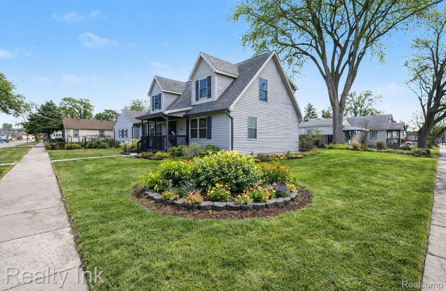 27132 Groveland Street