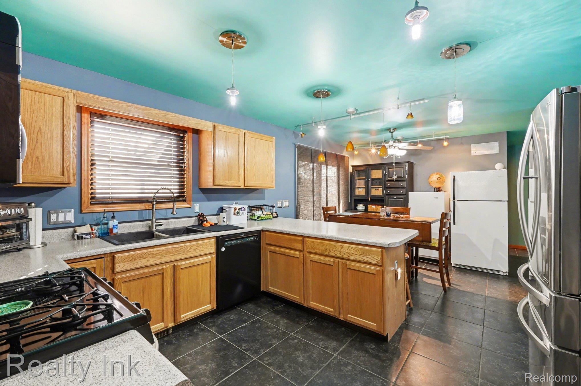 27132 Groveland Street