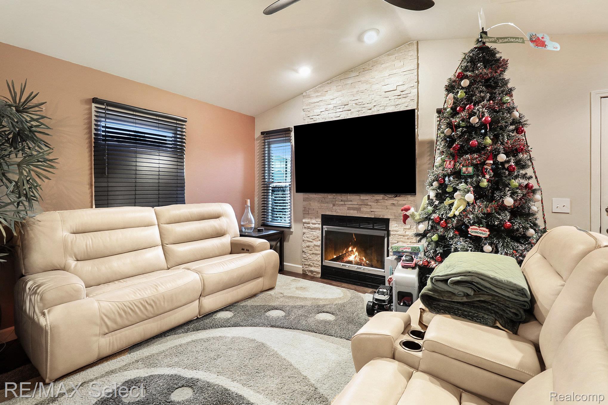 41952 King Edward Court