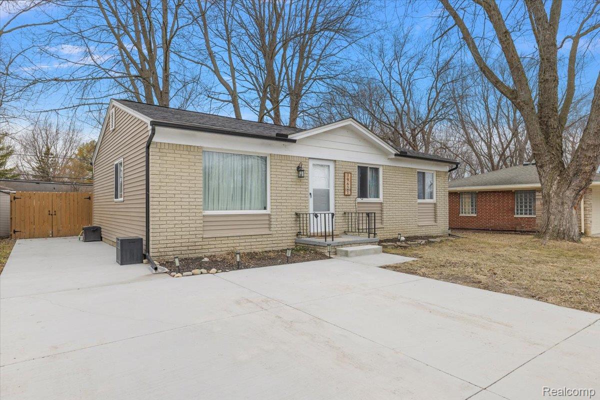 39621 Detroit Street