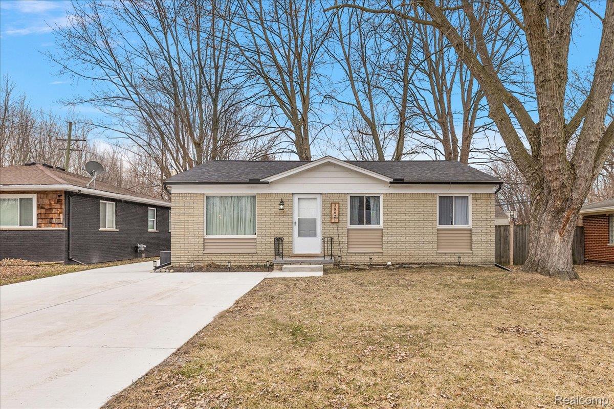 39621 Detroit Street