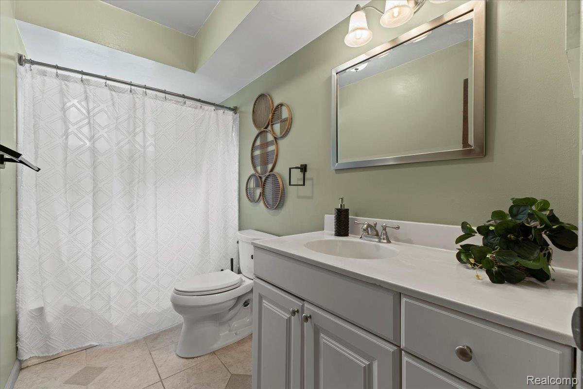 Holly Village, Michigan 48442, United States, 3 Bedrooms Bedrooms, ,1 BathroomBathrooms,Residential,Pending,182466