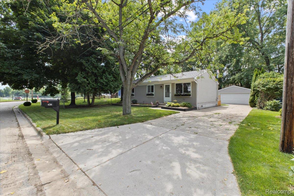 Holly Village, Michigan 48442, United States, 3 Bedrooms Bedrooms, ,1 BathroomBathrooms,Residential,Pending,182466