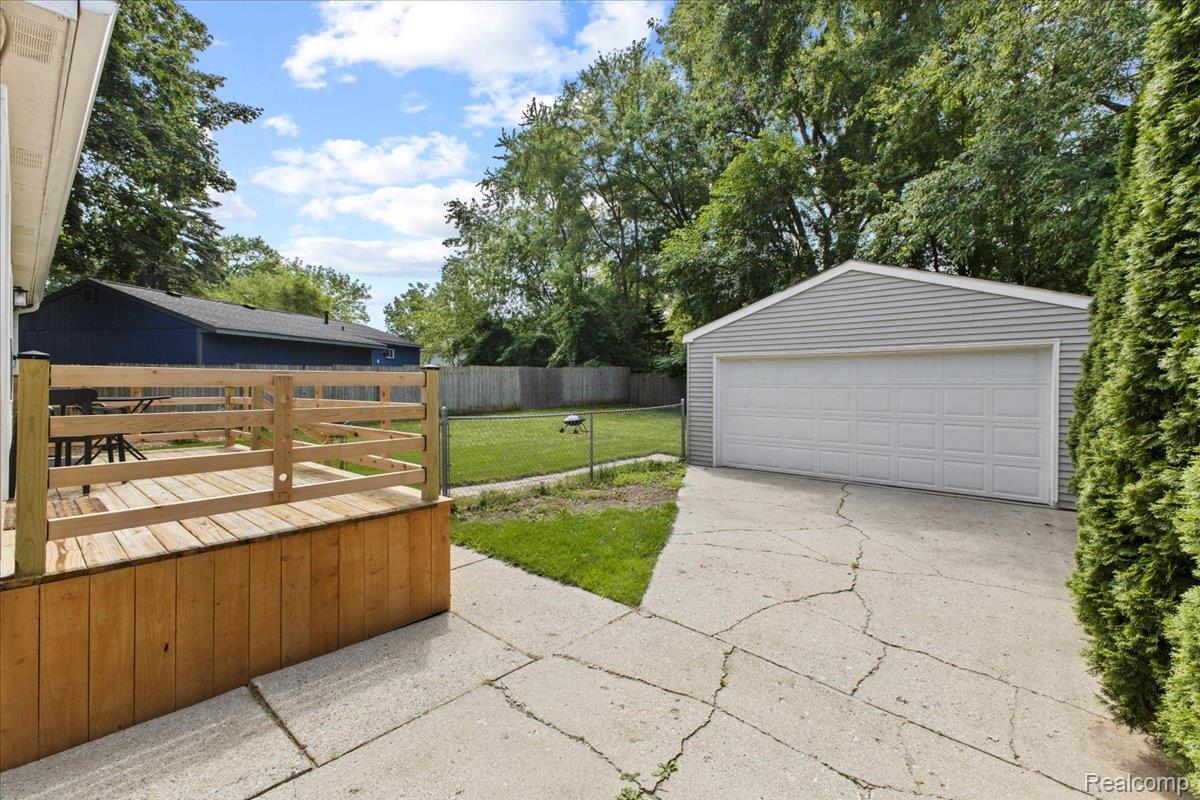 Holly Village, Michigan 48442, United States, 3 Bedrooms Bedrooms, ,1 BathroomBathrooms,Residential,Pending,182466