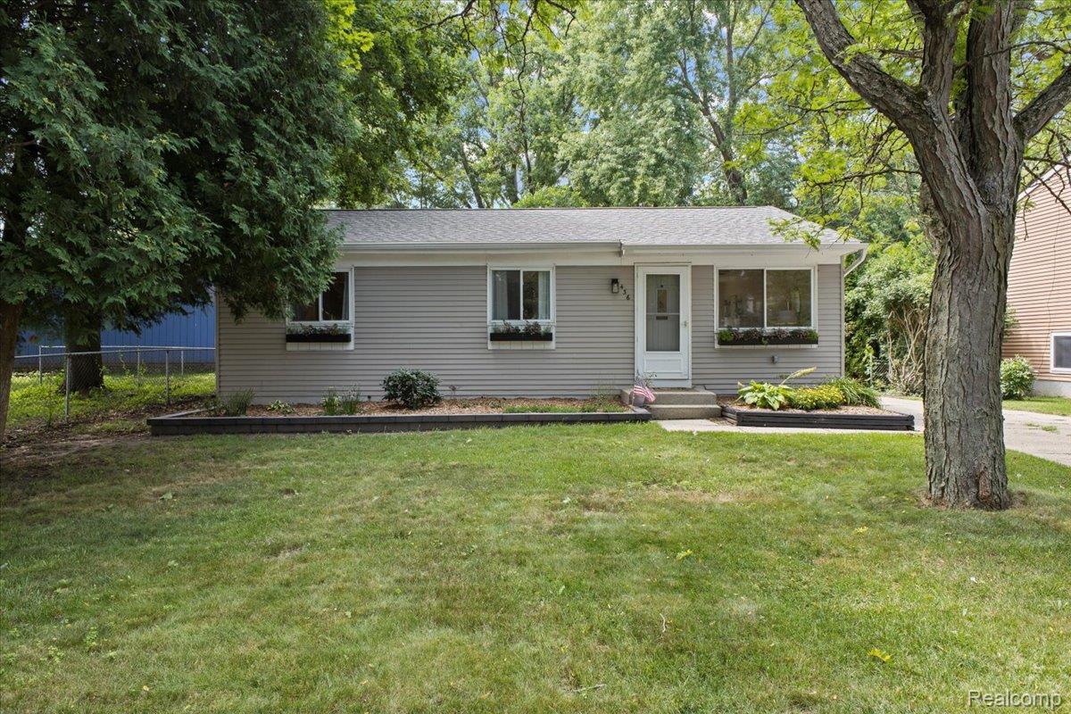 Holly Village, Michigan 48442, United States, 3 Bedrooms Bedrooms, ,1 BathroomBathrooms,Residential,Pending,182466