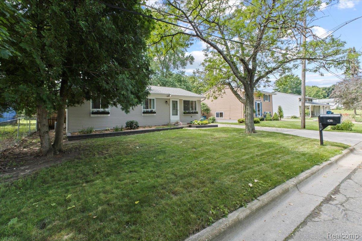 Holly Village, Michigan 48442, United States, 3 Bedrooms Bedrooms, ,1 BathroomBathrooms,Residential,Pending,182466