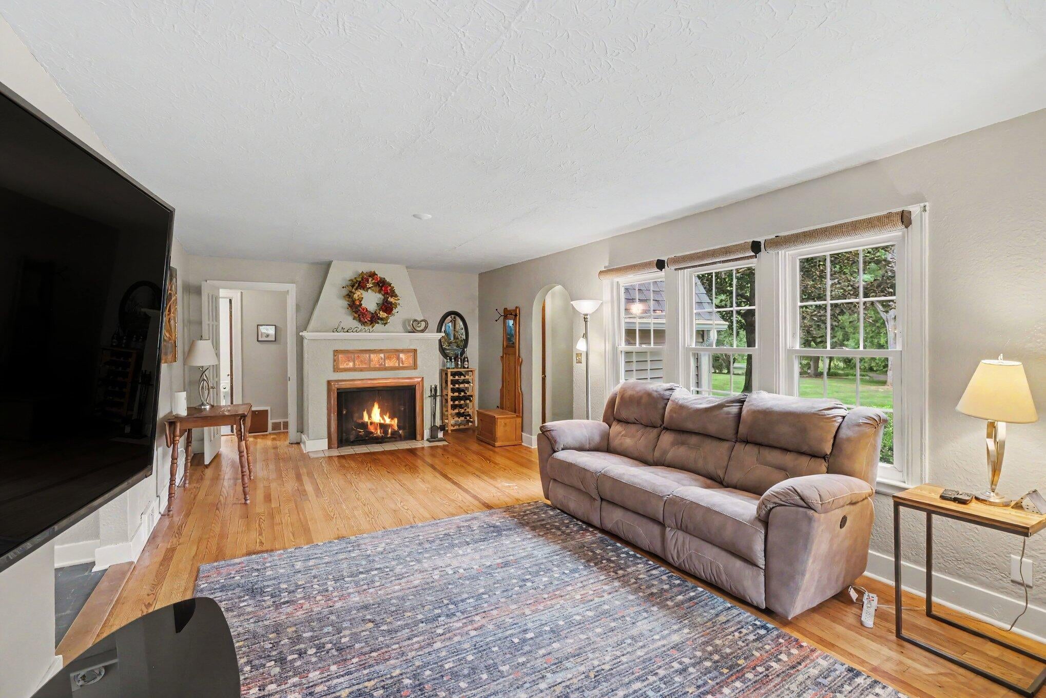 214 W Hamilton Lane