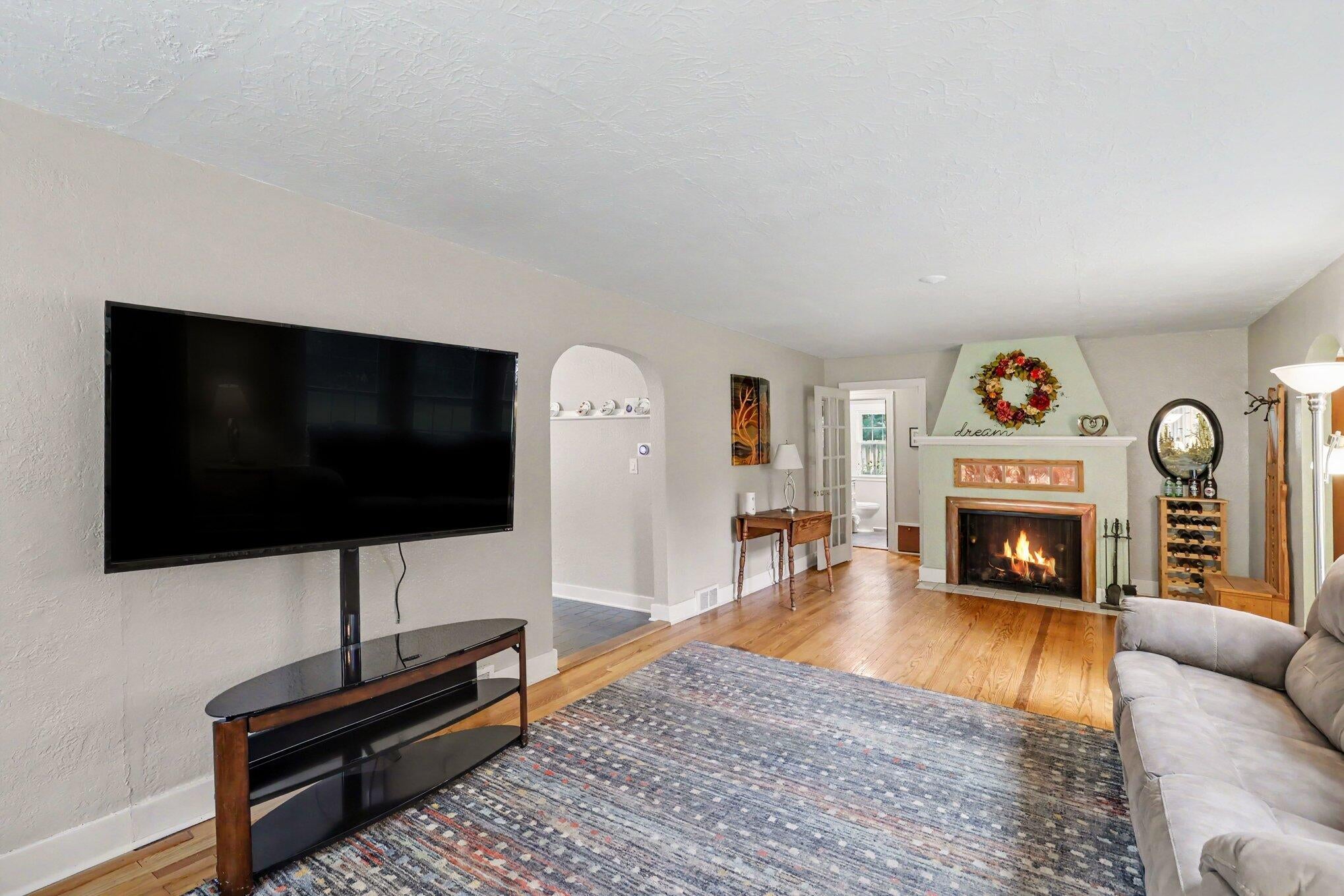 214 W Hamilton Lane