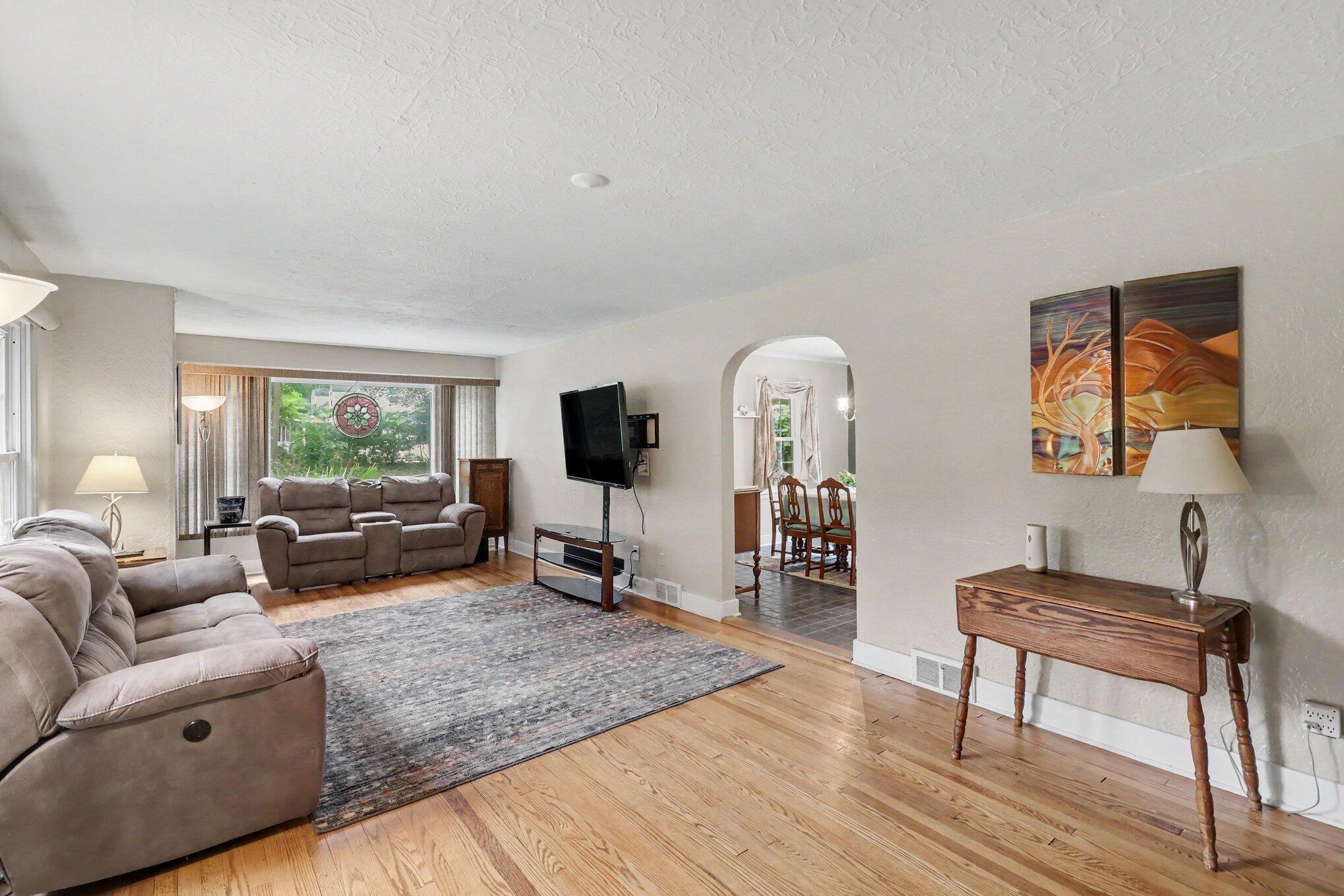 214 W Hamilton Lane