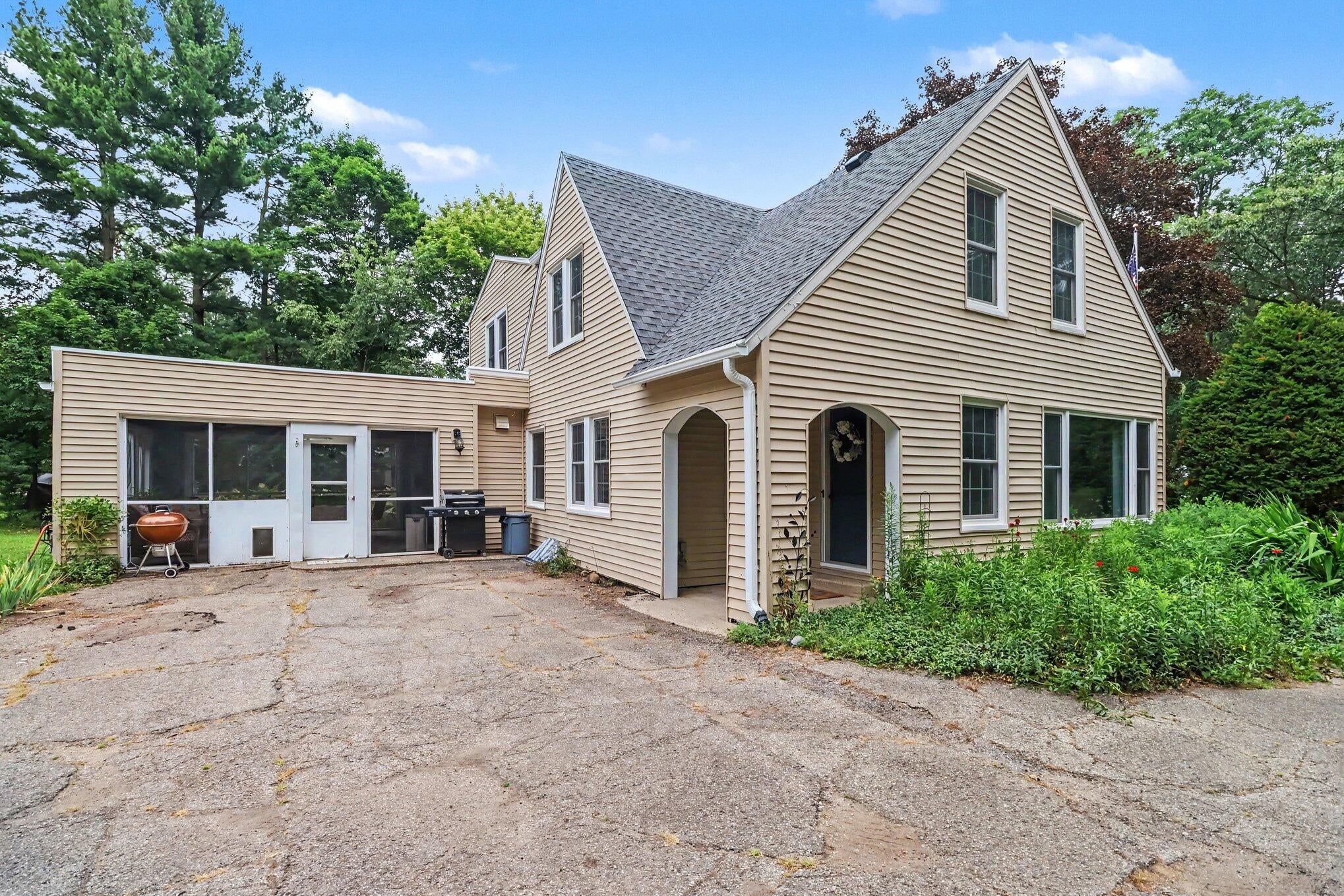 214 W Hamilton Lane