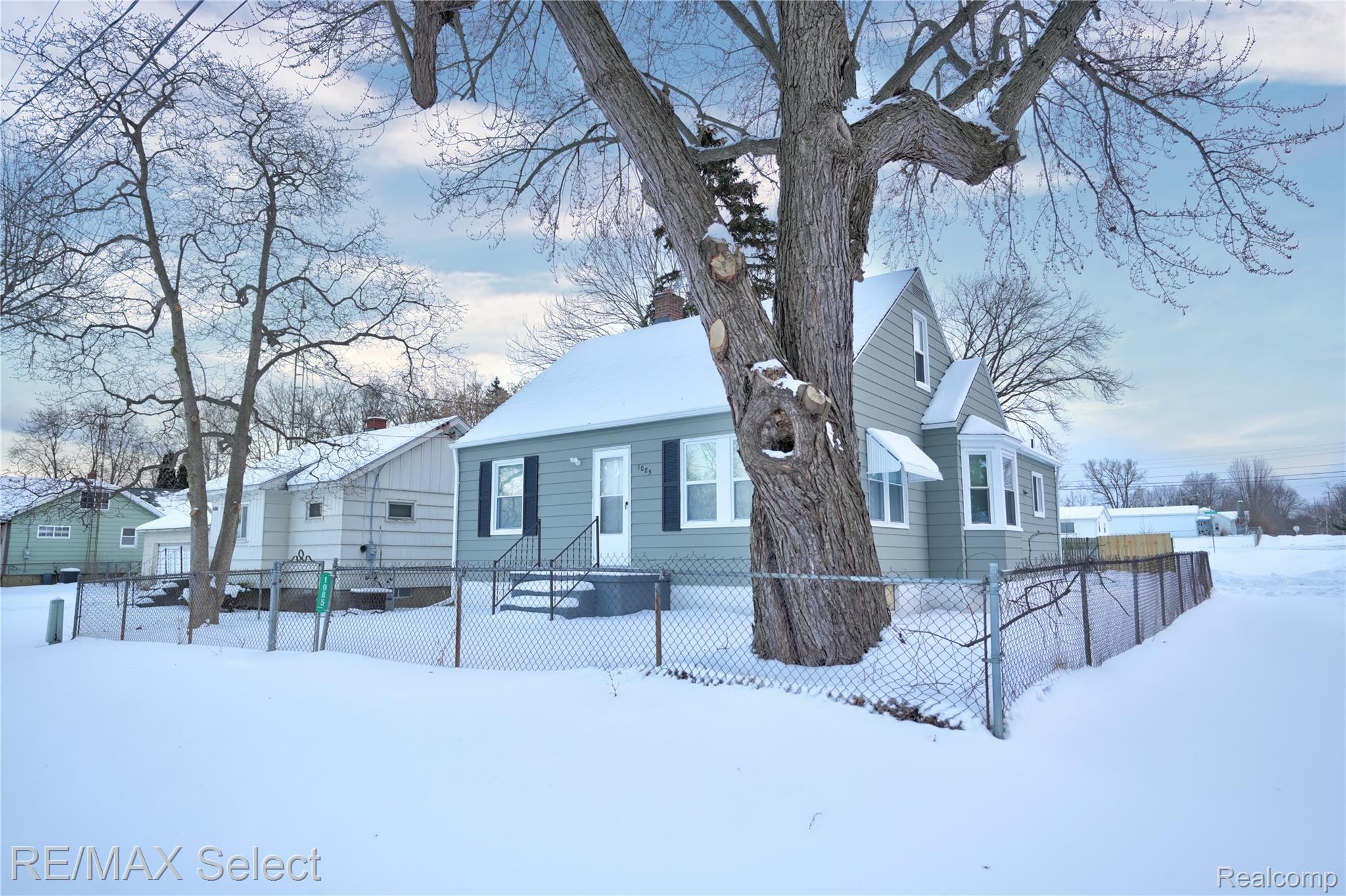 1085 W Parkwood Avenue