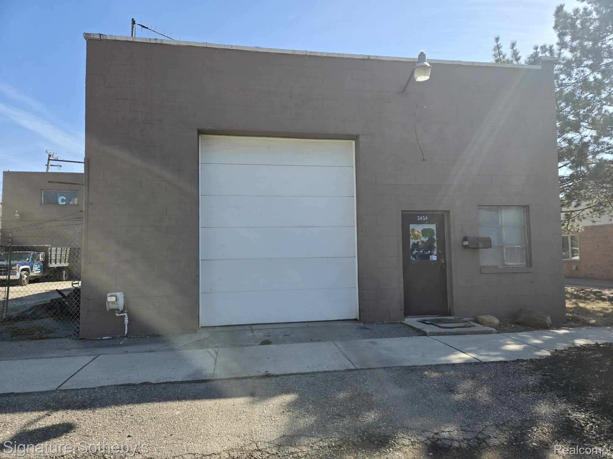 5058 LEAFDALE Boulevard