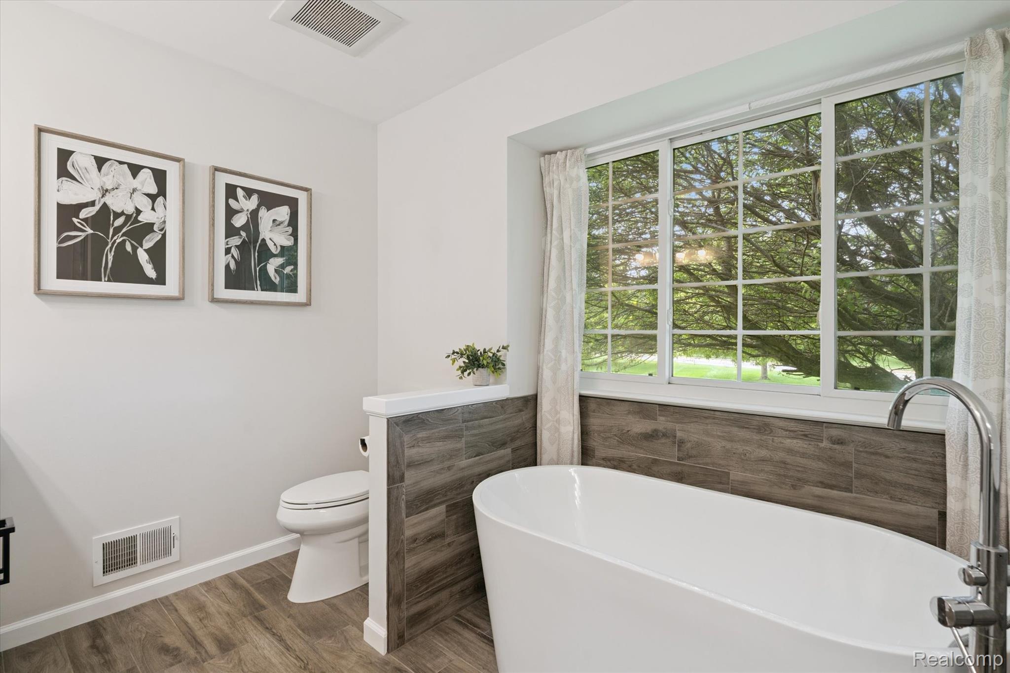 Brandon Charter Township, Michigan 48348, United States, 4 Bedrooms Bedrooms, ,3 BathroomsBathrooms,Residential,Pending,187687