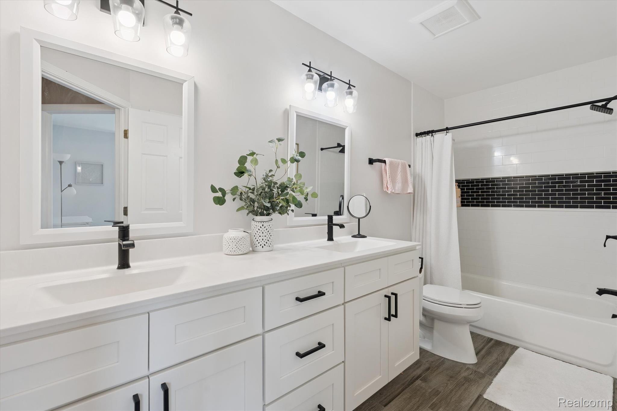 Brandon Charter Township, Michigan 48348, United States, 4 Bedrooms Bedrooms, ,3 BathroomsBathrooms,Residential,Pending,187687