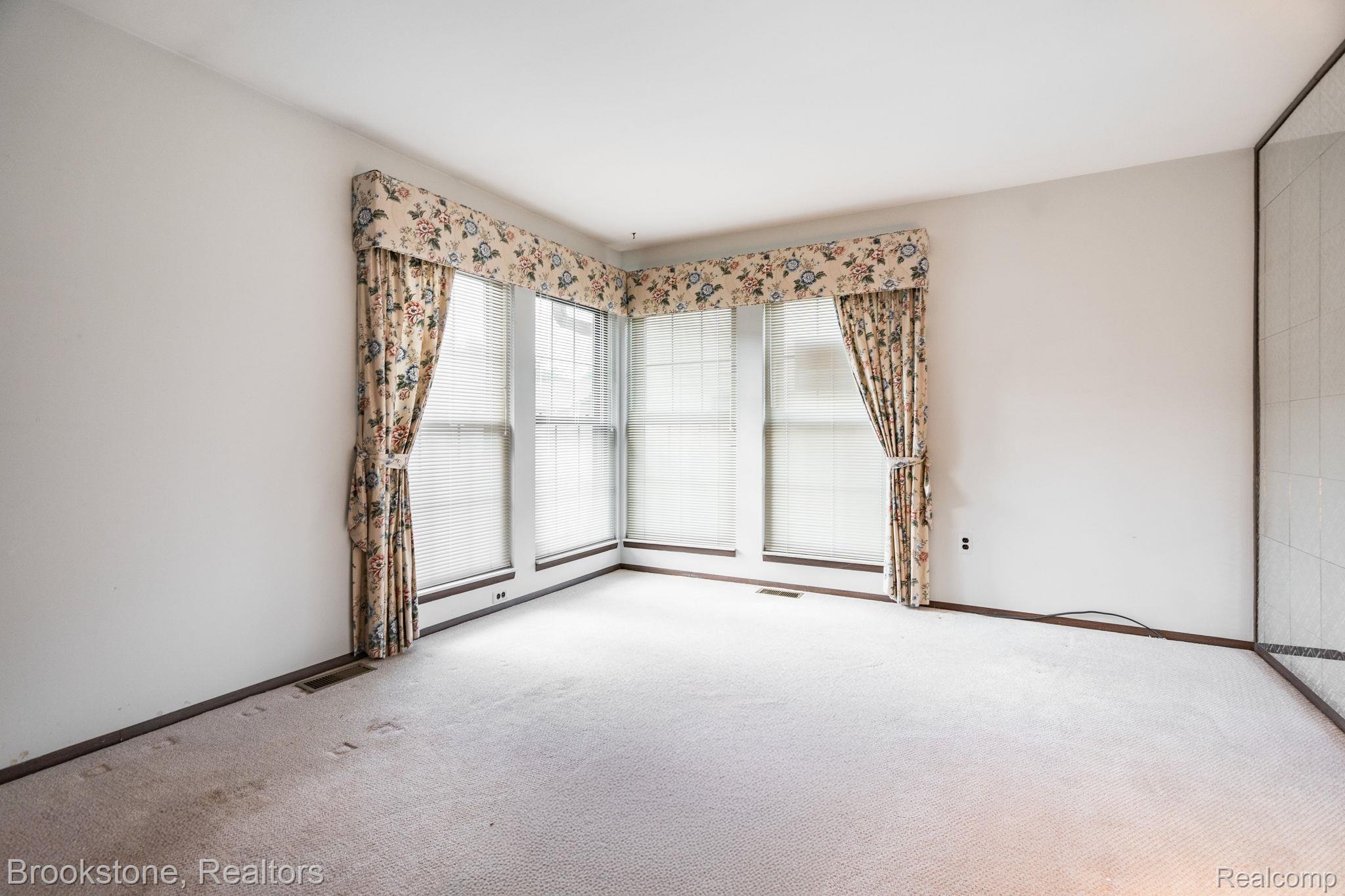 2808 Roundtree Drive