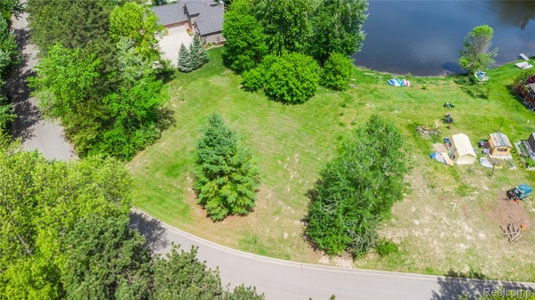 9076 PINEVIEW LAKE CT, LINDEN, MI 48451 - Image a487b0f0b73afa4264d4736cf9b8d05b/3740577838