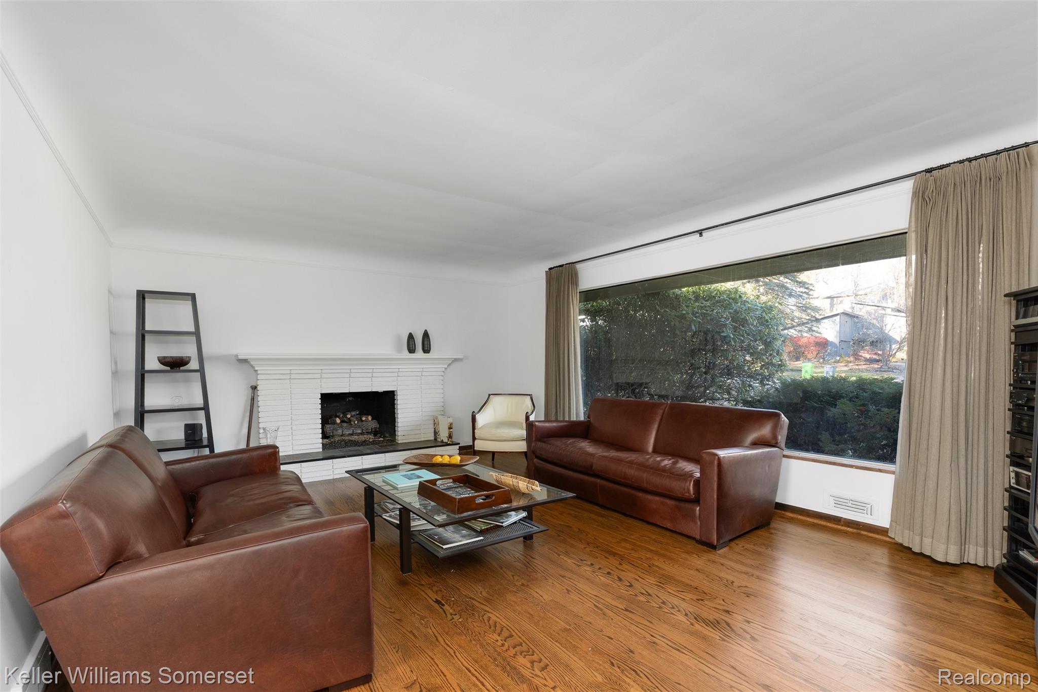 2129 Long Lake Shore Drive