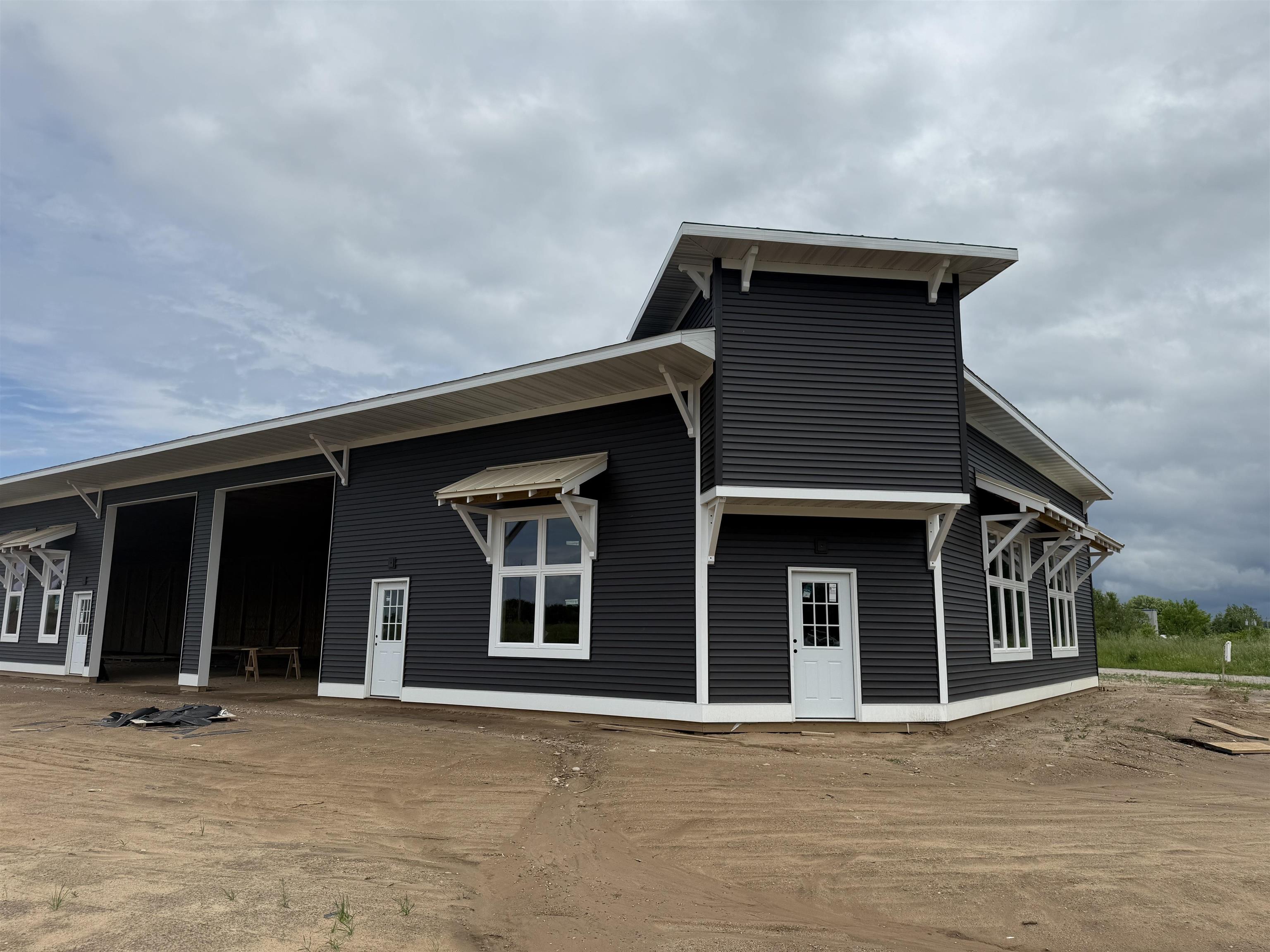 6357 N Railway