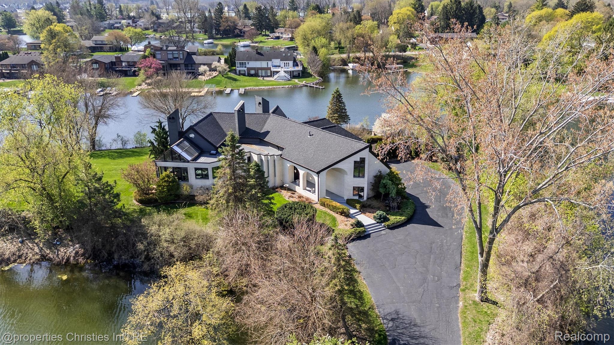 4912 Oakwood Court