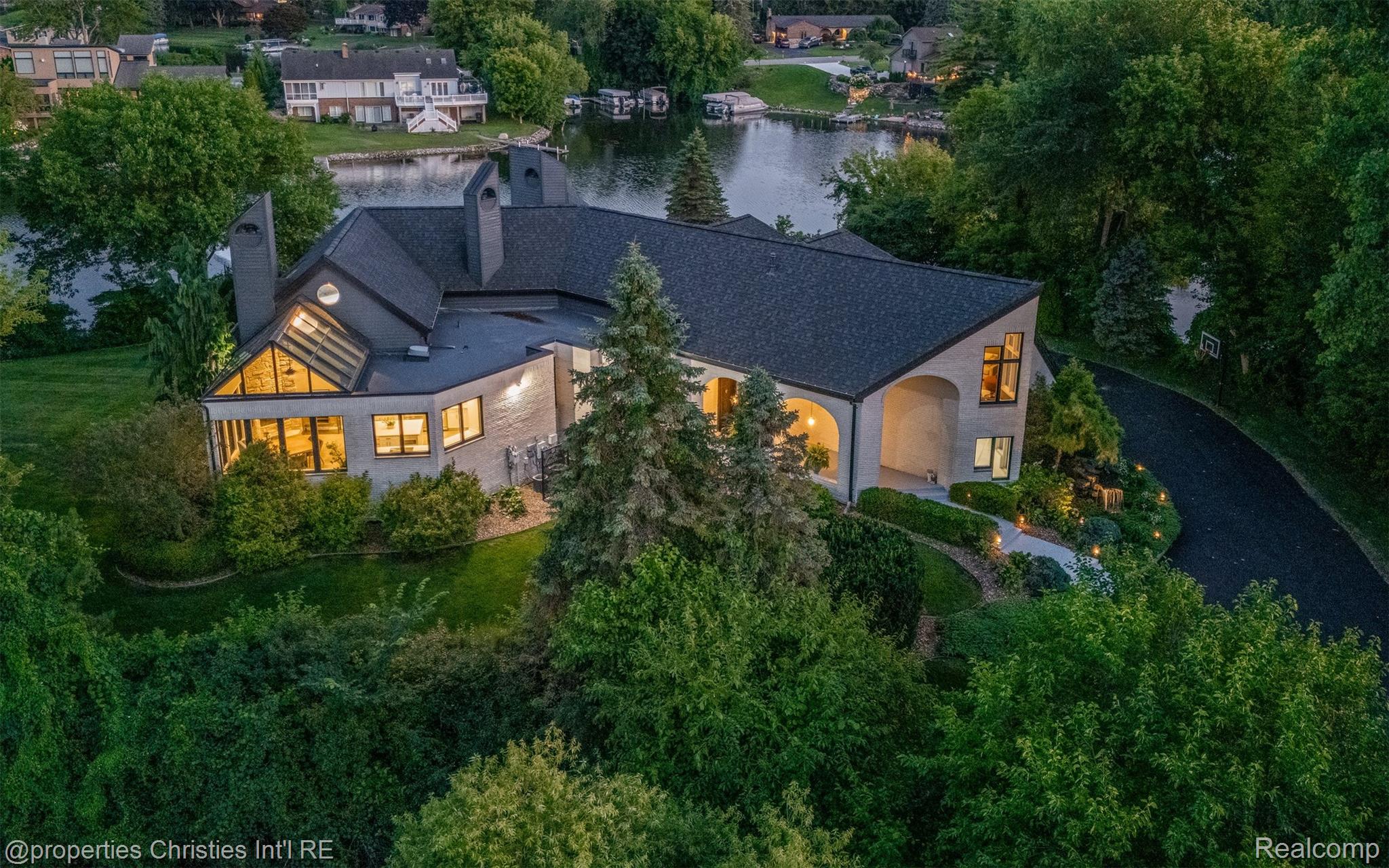 4912 Oakwood Court
