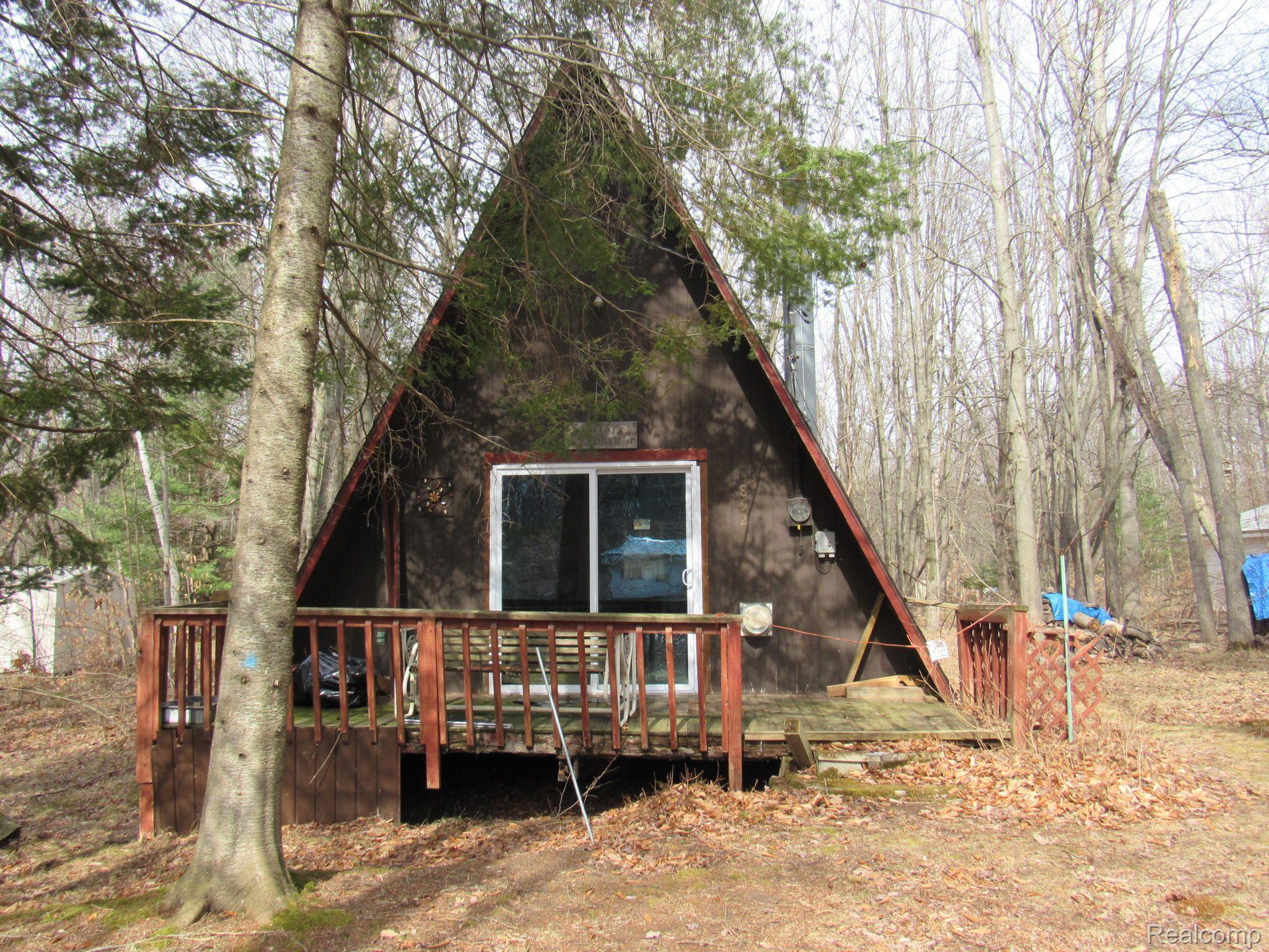 5892 WOODLAND Drive