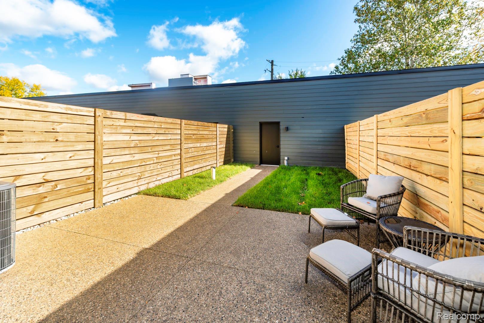 DetroitCity_Wayne, Michigan 48206, United States, 2 Bedrooms Bedrooms, ,3 BathroomsBathrooms,Residential,Pending,103768