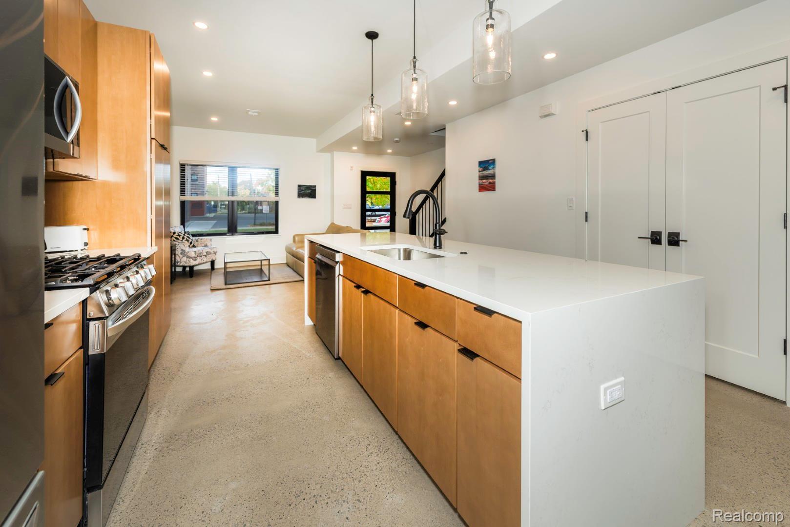 DetroitCity_Wayne, Michigan 48206, United States, 2 Bedrooms Bedrooms, ,3 BathroomsBathrooms,Residential,Pending,103768