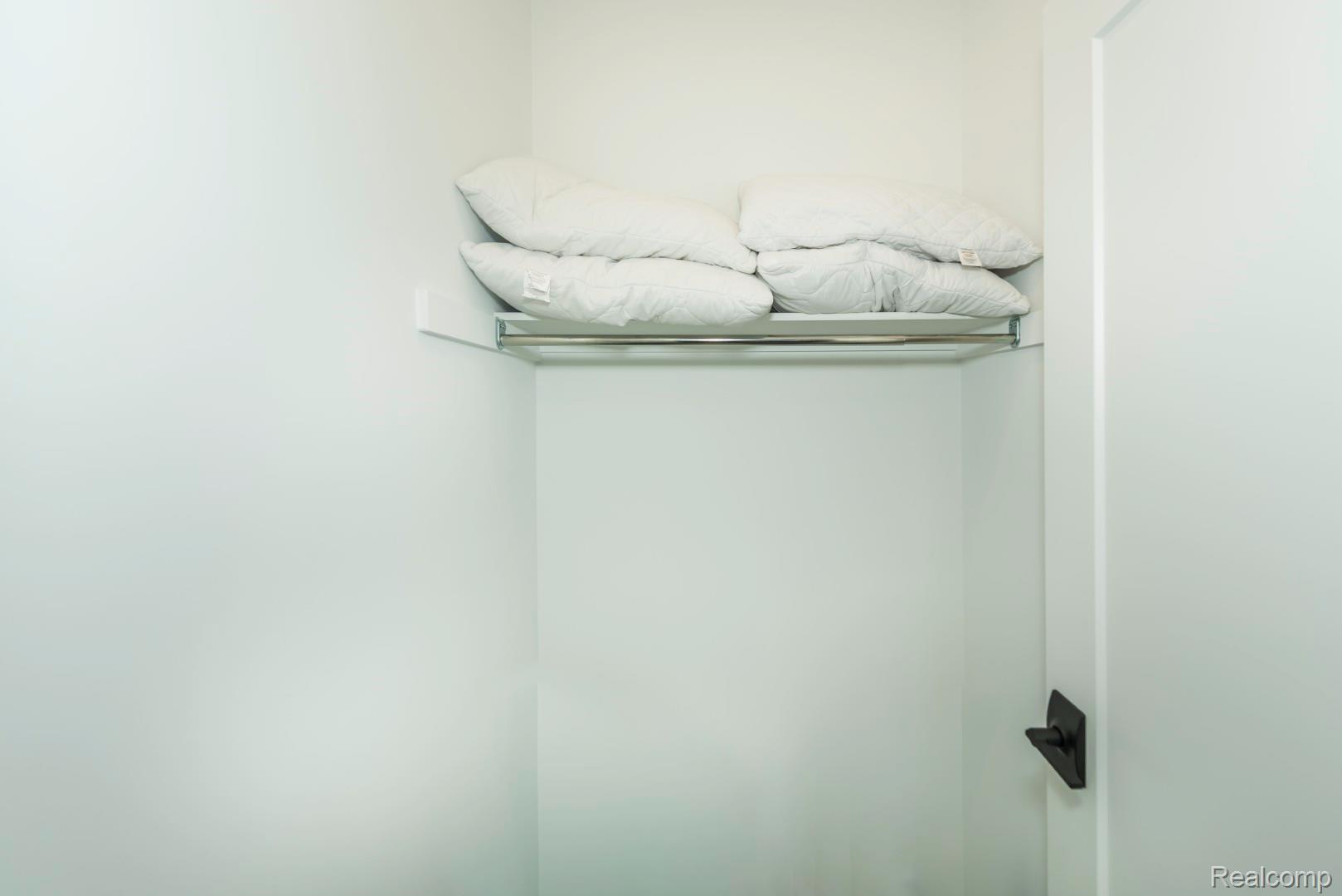 DetroitCity_Wayne, Michigan 48206, United States, 2 Bedrooms Bedrooms, ,3 BathroomsBathrooms,Residential,Pending,103768