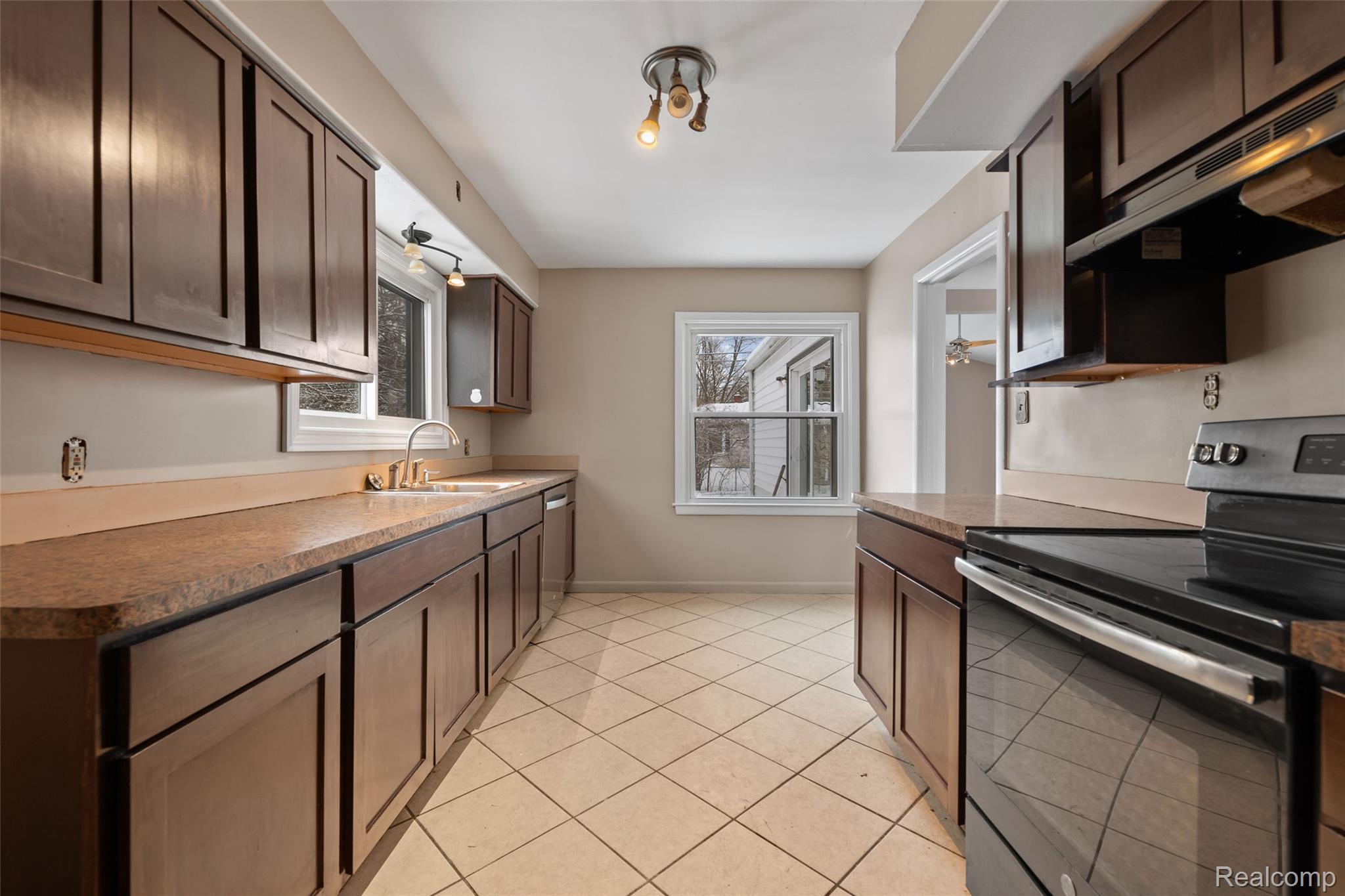 Grosse Pointe Woods City, Michigan 48236, United States, 3 Bedrooms Bedrooms, ,2 BathroomsBathrooms,Residential,Active,139669