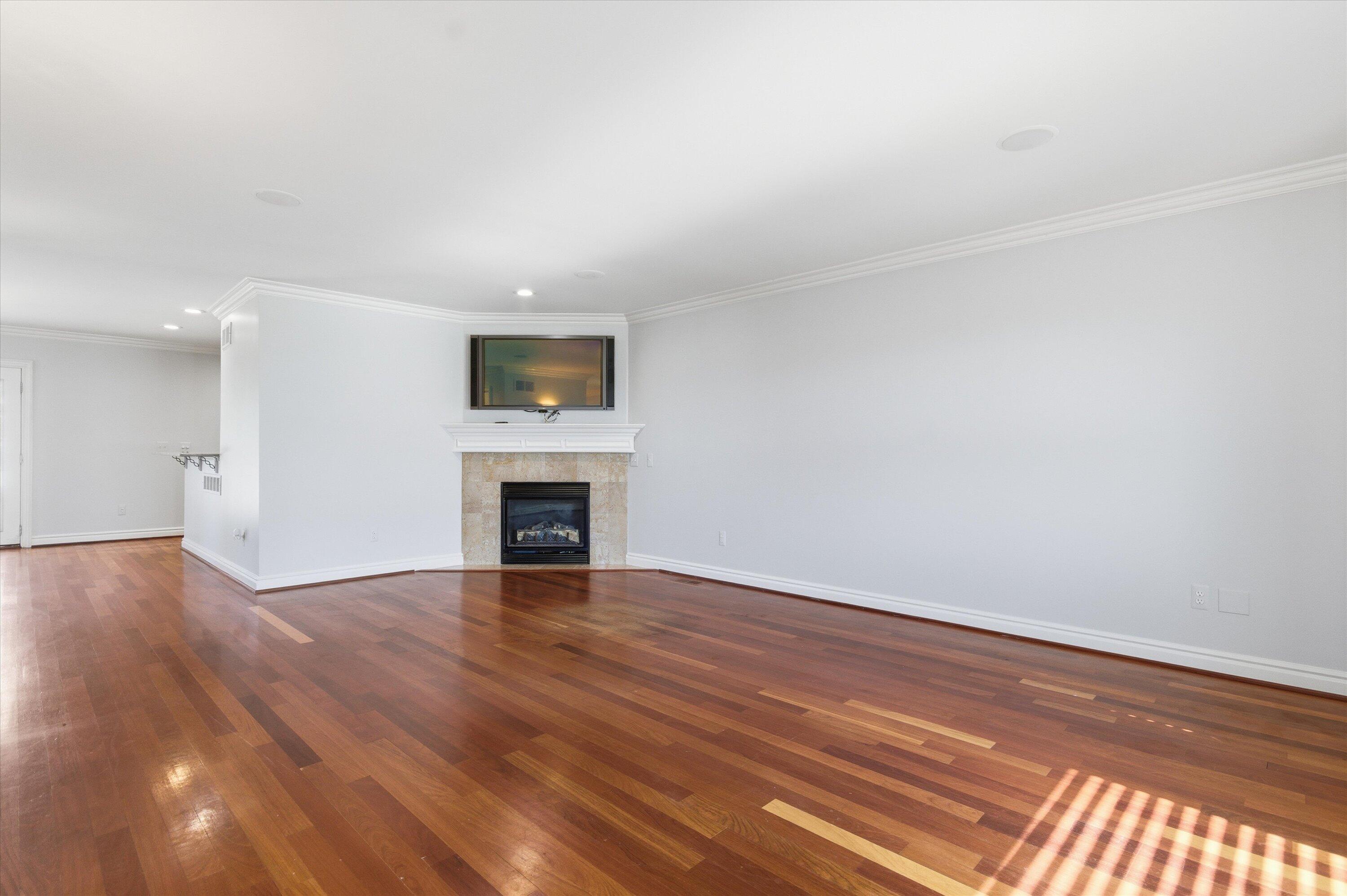 758 W Woodside Avenue