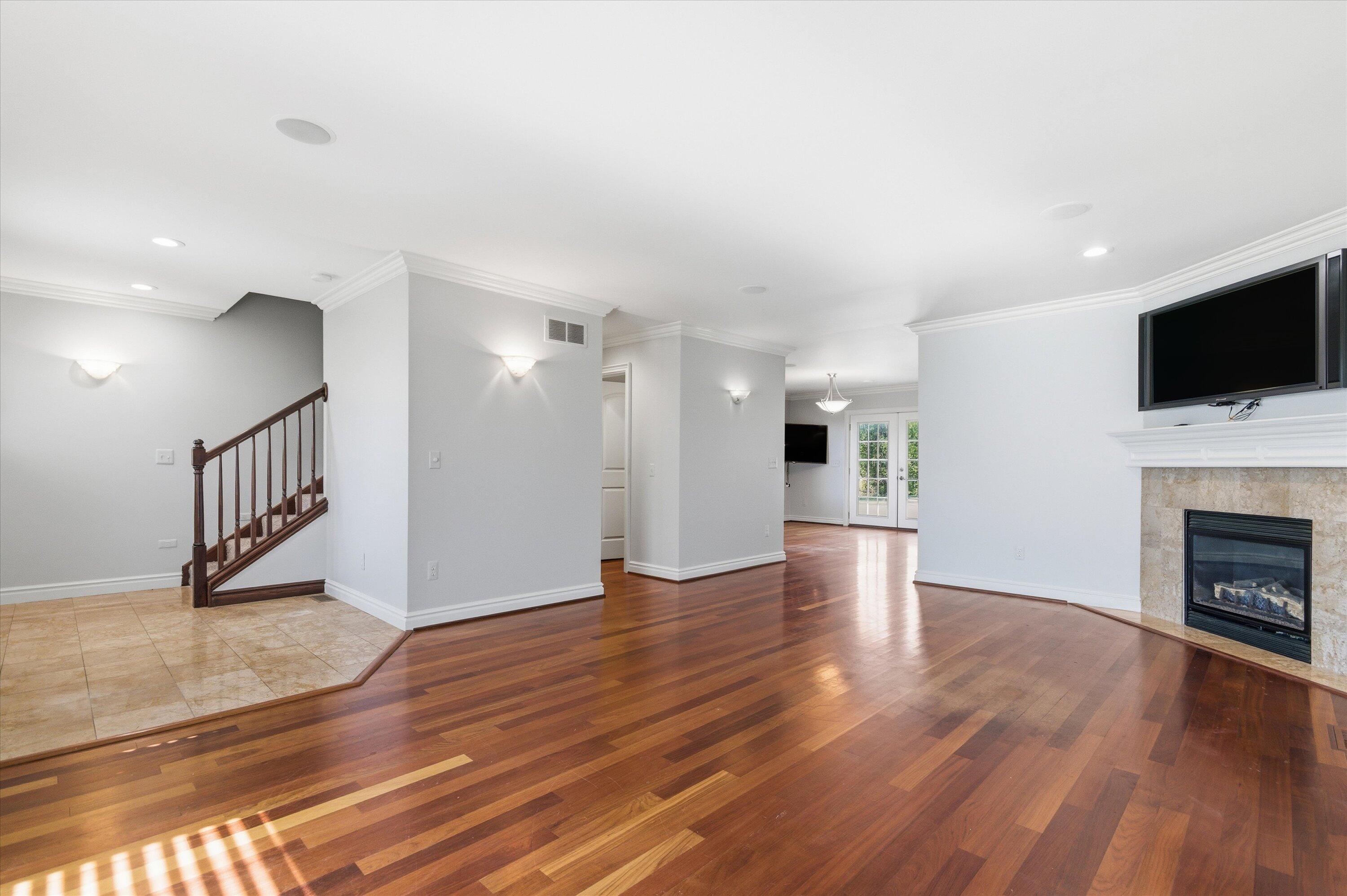 758 W Woodside Avenue