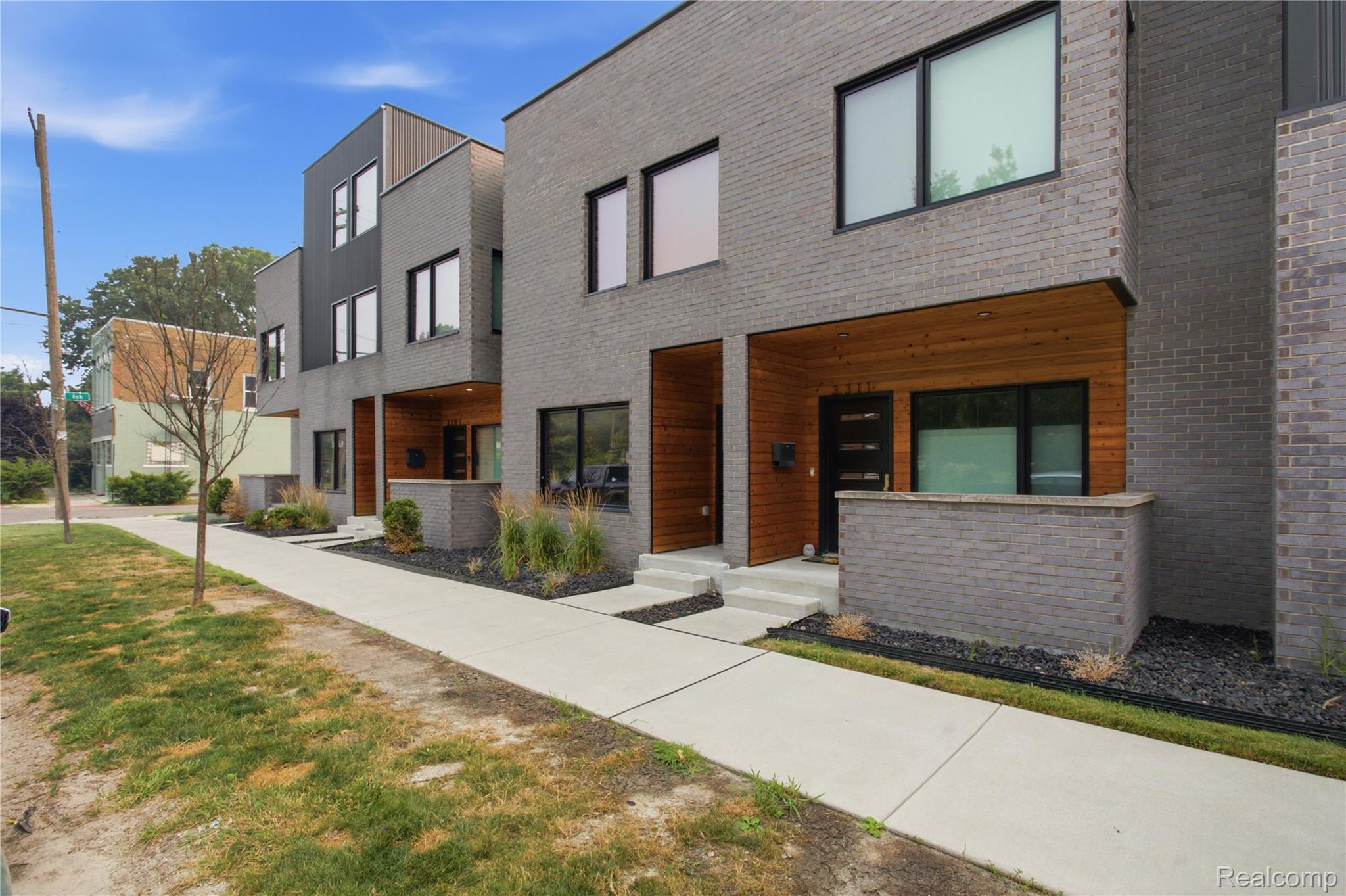 3305 Cochrane St