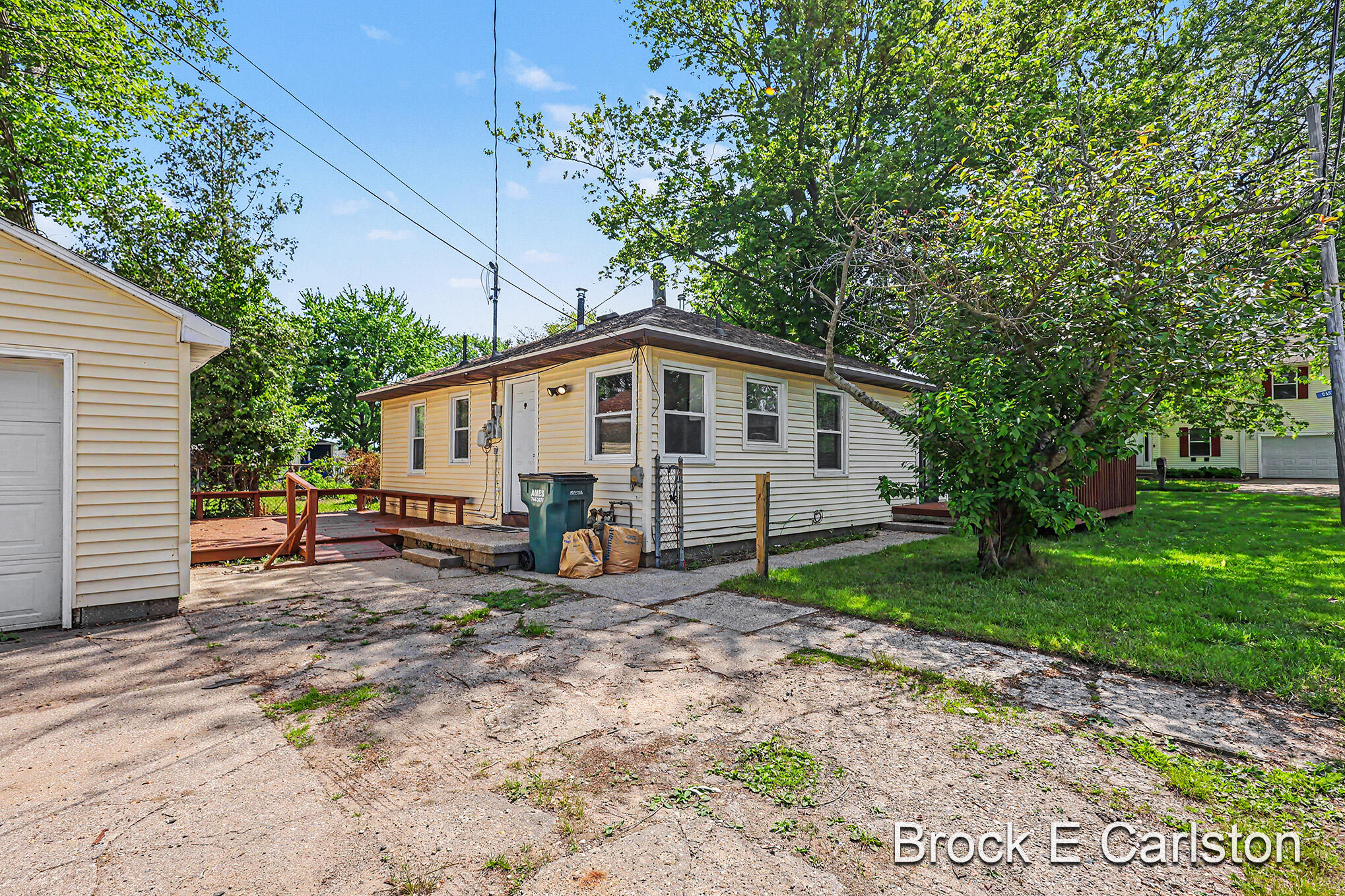 85 Lakeshore Boulevard