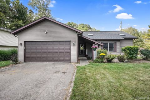 8532 Pettysville Road Pinckney Village MI 48169