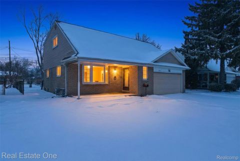 2811 Rhodes Drive Troy City MI 48083