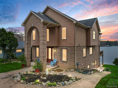 11589 EMBER Springfield Charter Township MI 48350