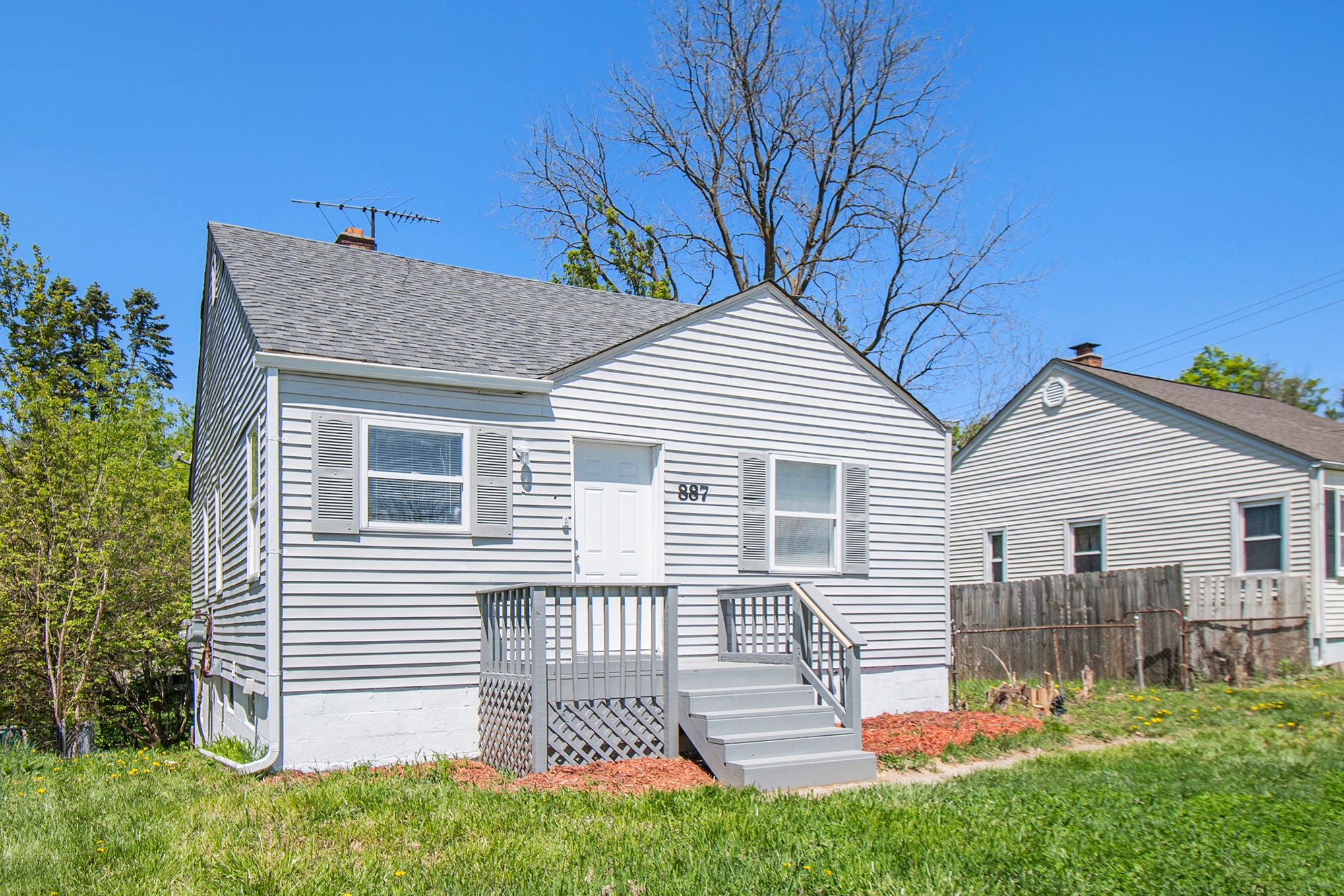 887 UNIVERSITY Drive