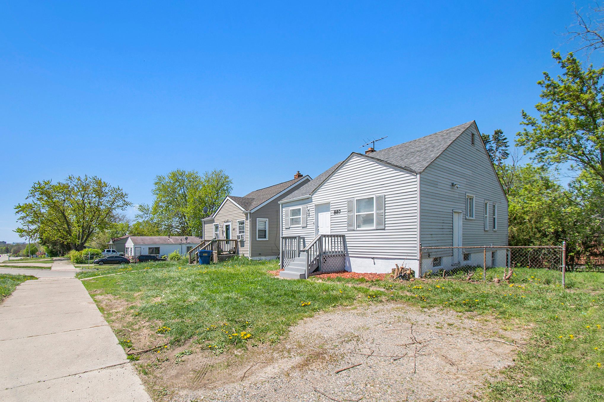 887 UNIVERSITY Drive