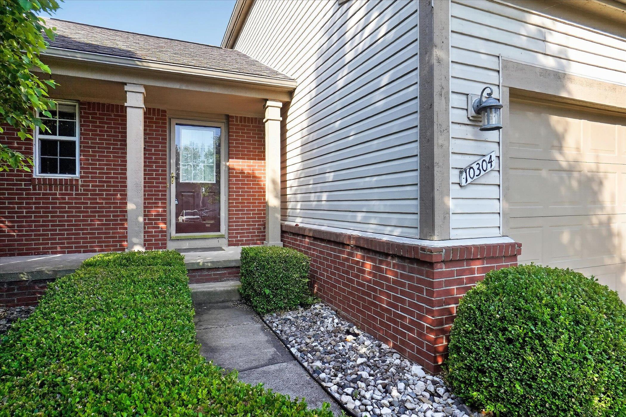 10304 Edgewater Trail