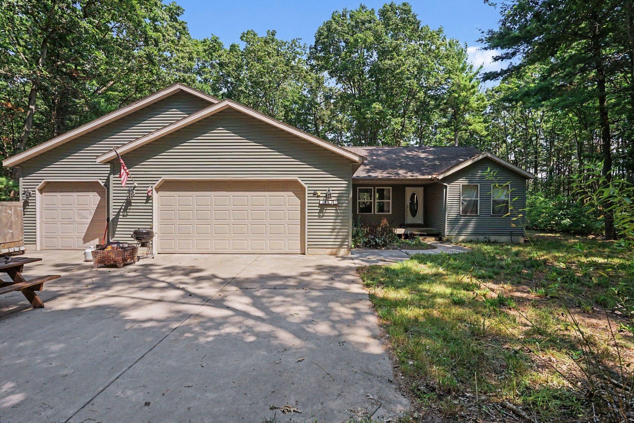 416 E River Road