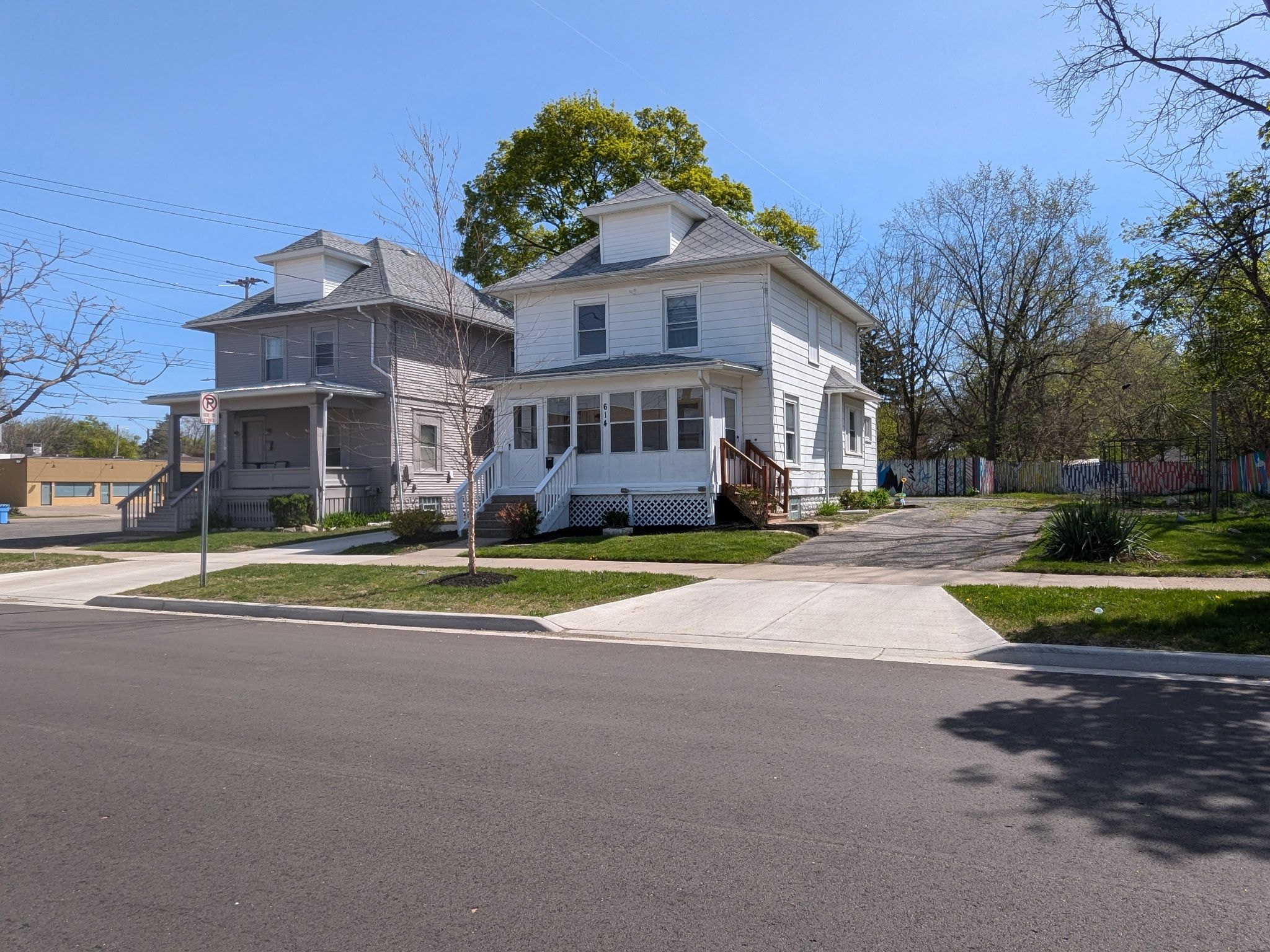 827 W SAGINAW Street