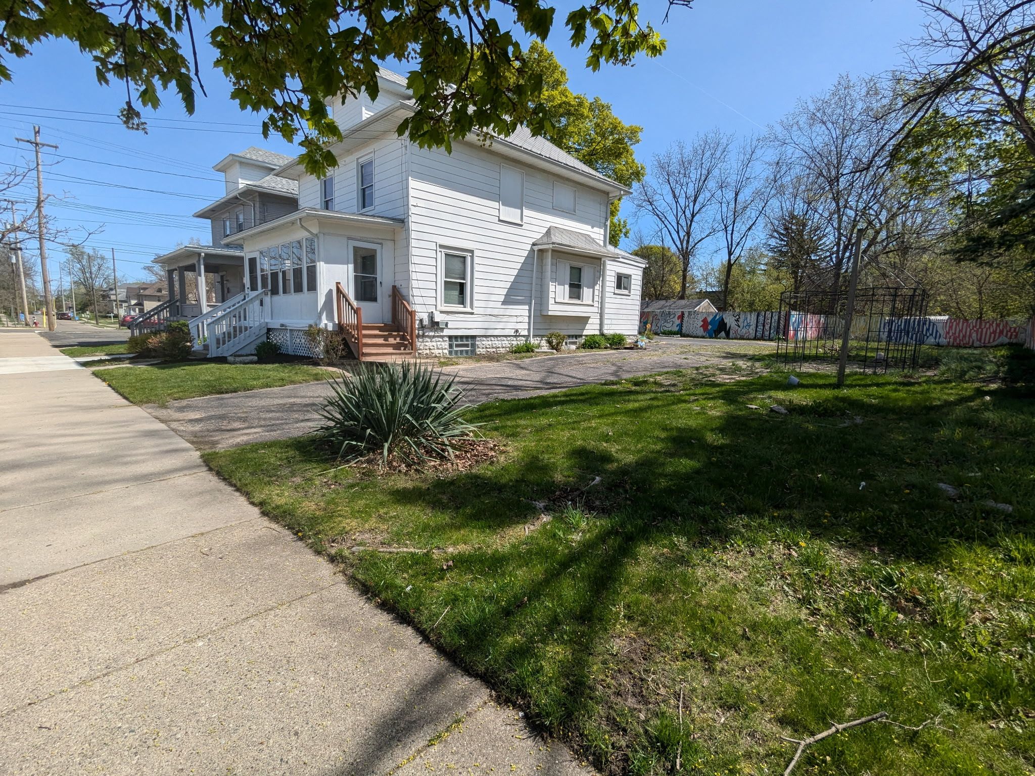 827 W SAGINAW Street