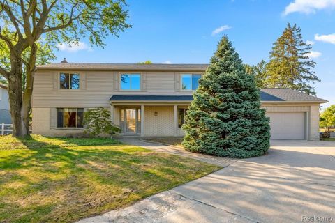 25339 Crown Point Court Farmington Hills City MI 48335