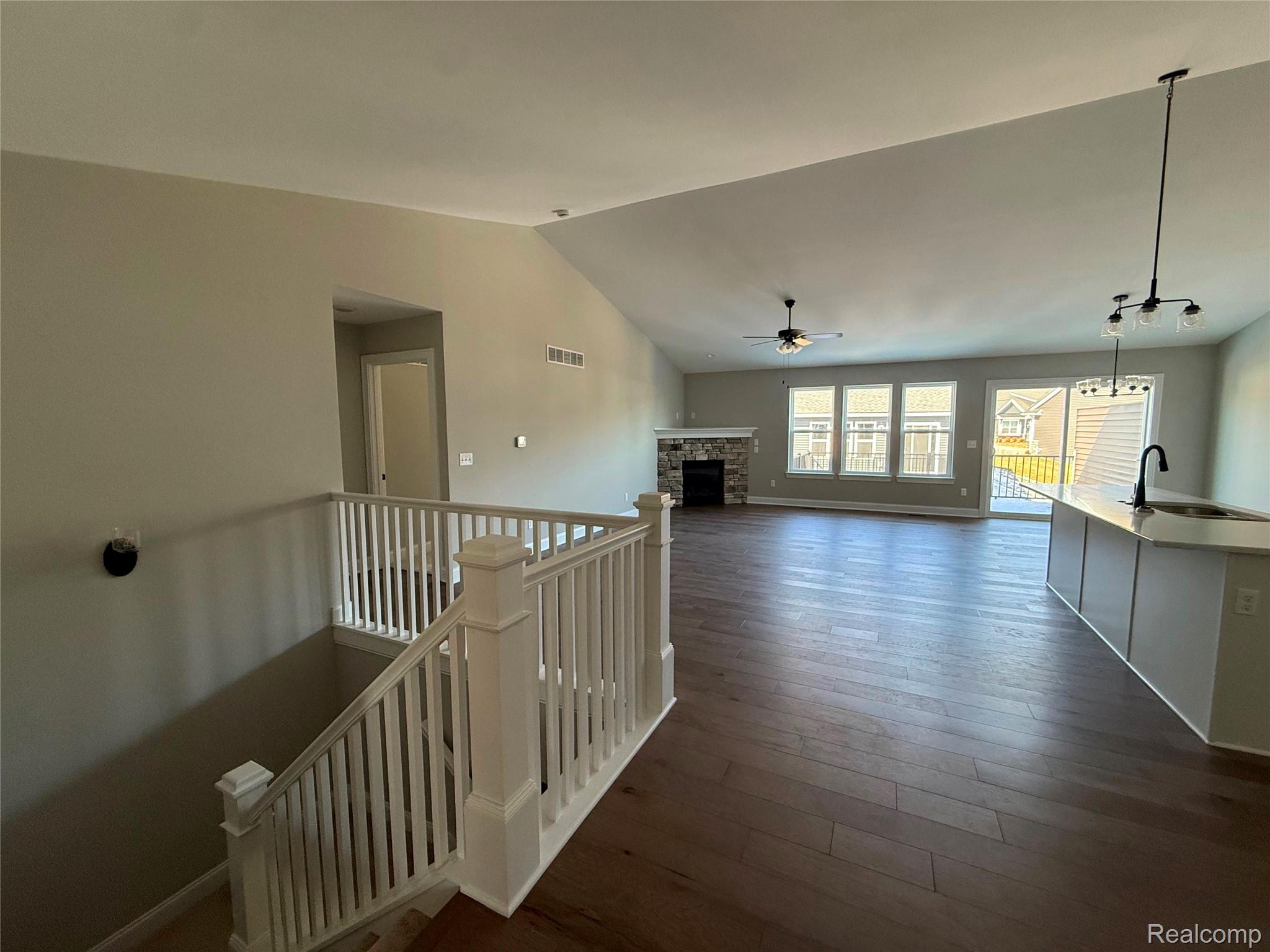 1054 CAMELLIA Circle 44