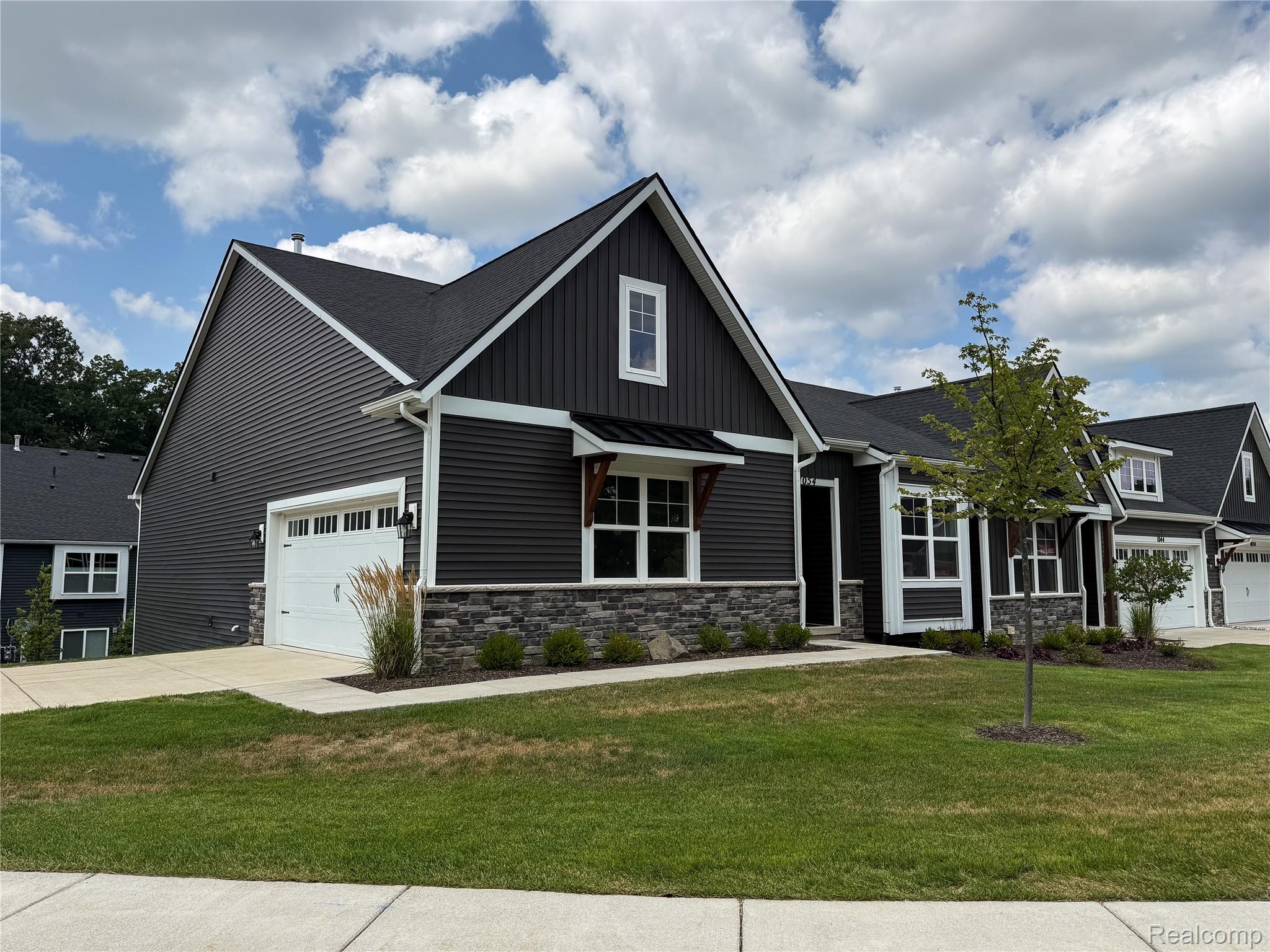 1054 CAMELLIA Circle 44