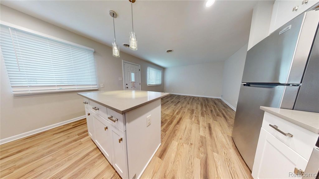 Photo of 87 W Barrett Avenue, Madison Heights City, MI 48071 (MLS # 20261027595)