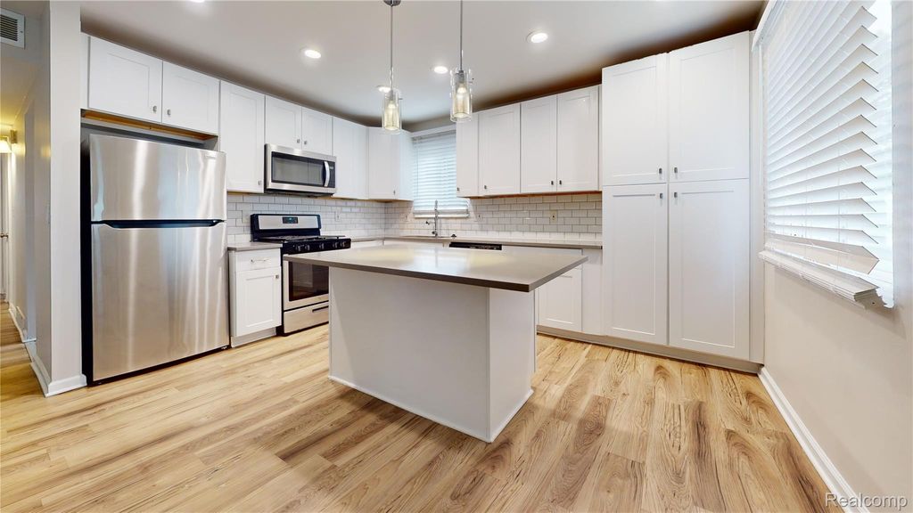 Photo of 87 W Barrett Avenue, Madison Heights City, MI 48071 (MLS # 20261027595)