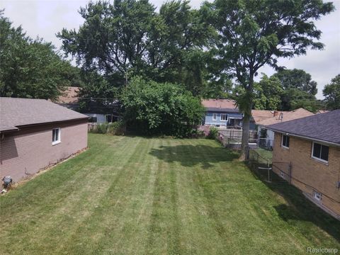 8275 Cadillac Avenue Warren City MI 48089